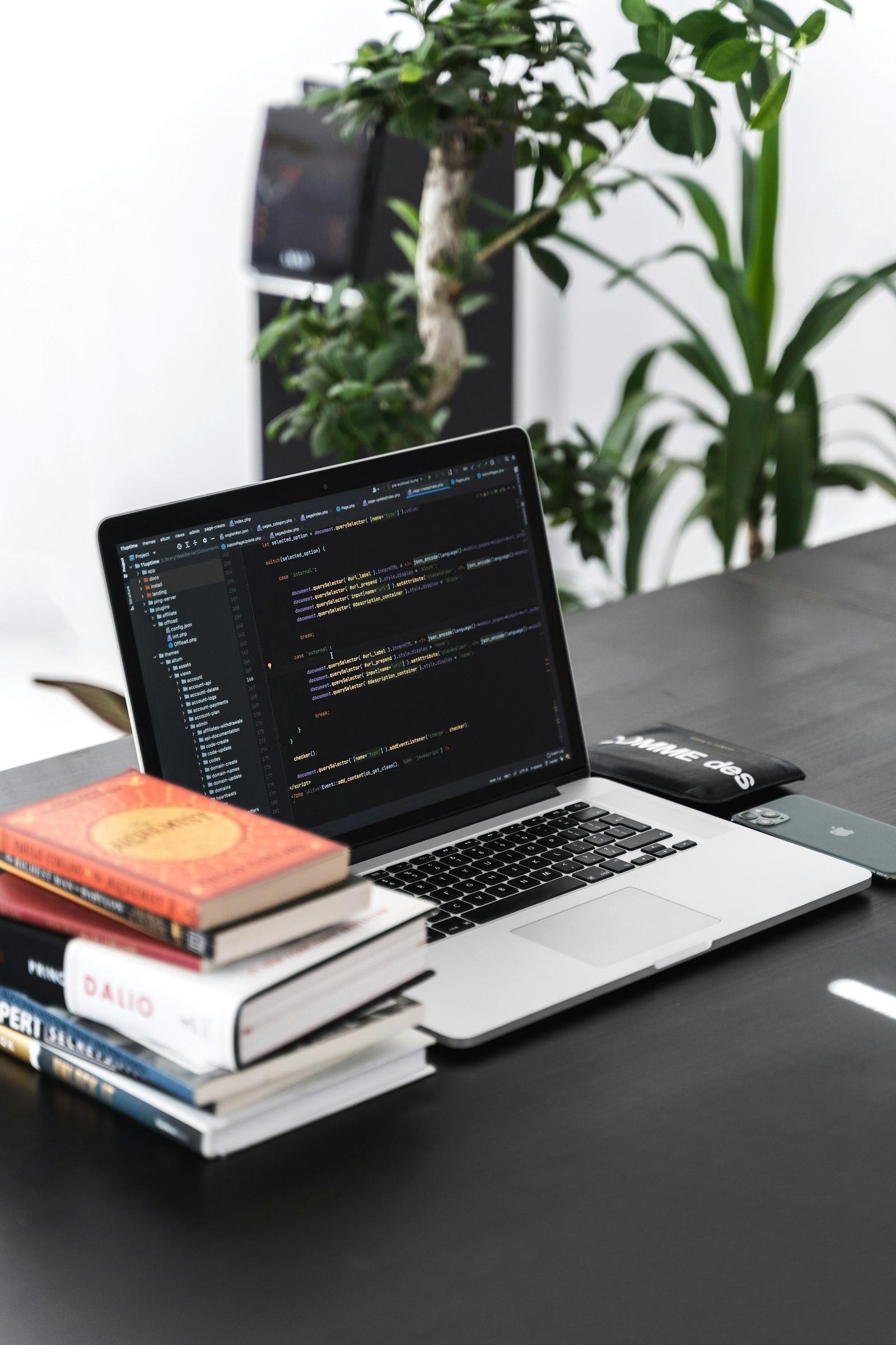 Softwareontwikkelaar aan het werk achter meerdere schermen met code